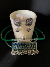 Load image into Gallery viewer, Dira - Green and Silver bead chain with Pendant
