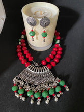 Load image into Gallery viewer, Dira - Red and Green bead chain with Pendant
