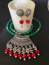 Load image into Gallery viewer, Dira - Green and Red bead chain with Pendant
